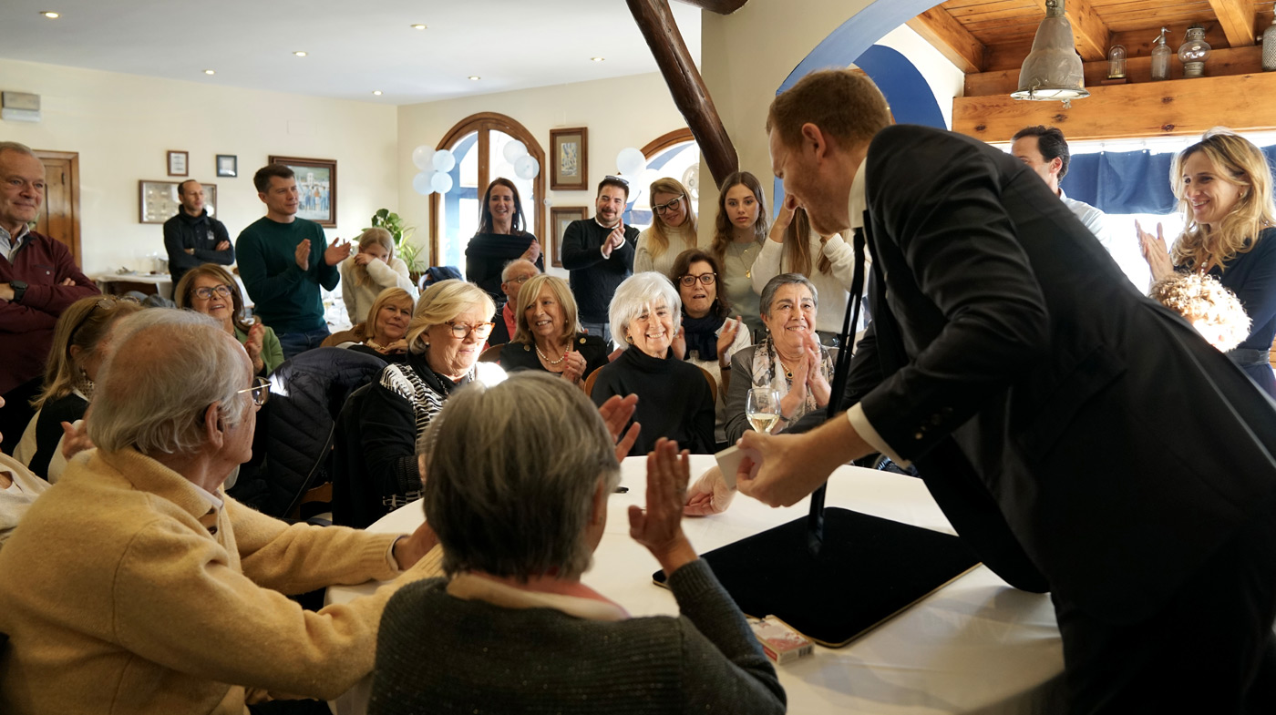 Magia de cerca en mesa