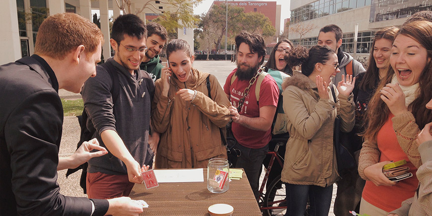 Magia de cerca en acciones promocionales para empresas a cargo de Rafa Tamarit