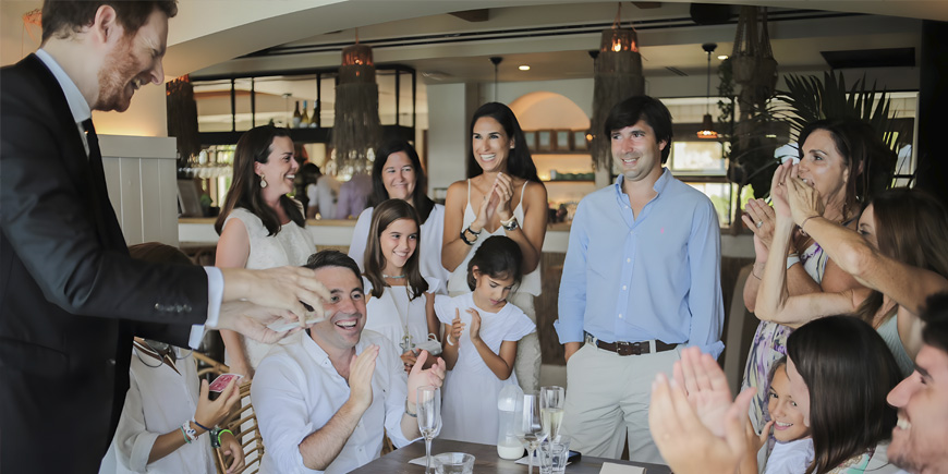 Magia de cerca por mesas en evento familiar a cargo de Rafa Tamarit