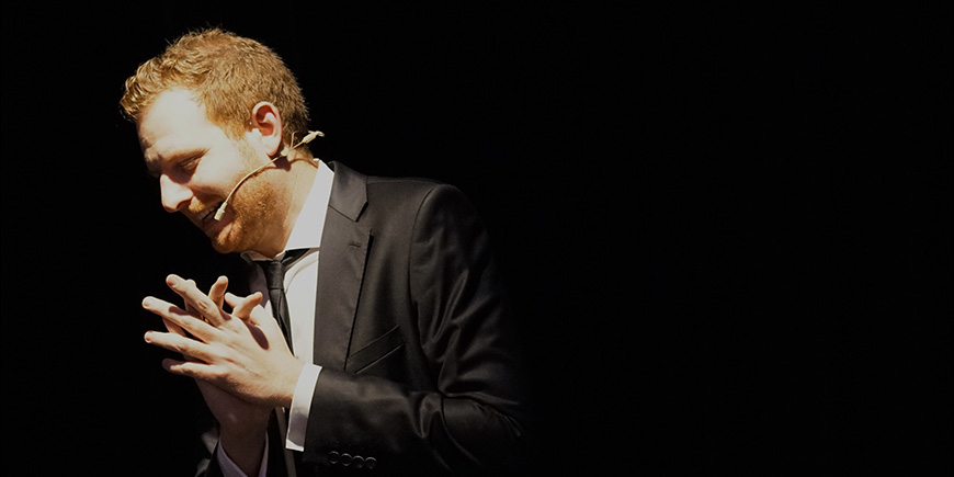 Rafa Tamarit actuando en directo con magia de escenario